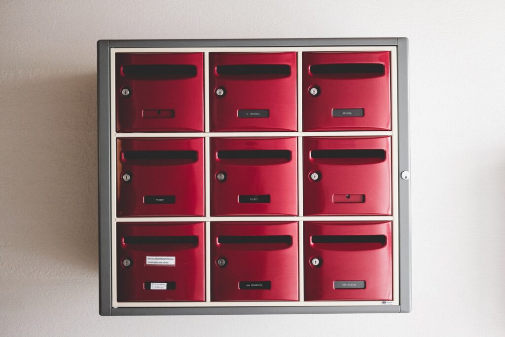 Mantenimiento de cerrajería para comunidades de vecinos en Santander