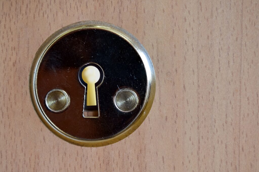 Bombin puerta que muestra el servicio de apertura de puertas en santander